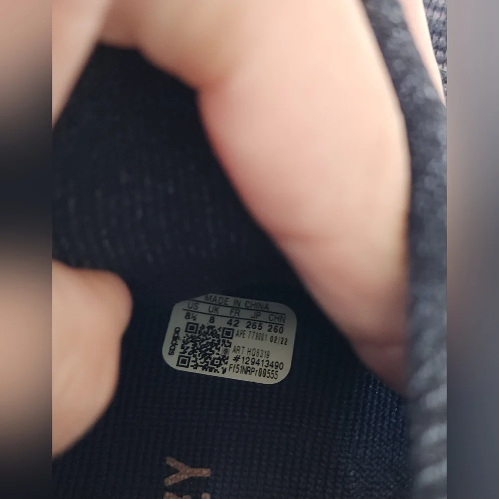 Adidas Yeezy Boost 350 V2
CMPCT Slate Carbon Size 8.5 Men's - Picture 15 of 16